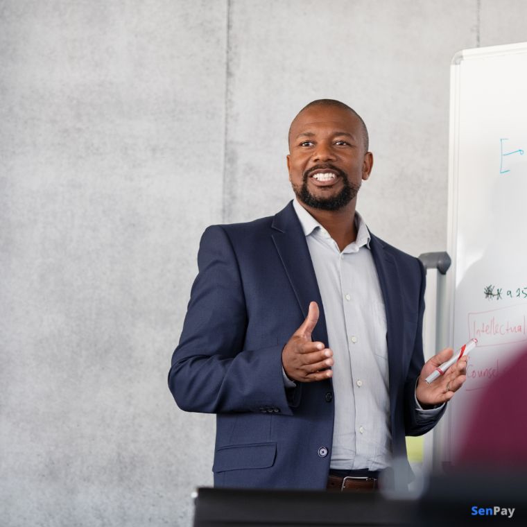Présentation de la stratégie SenPay devant un tableau